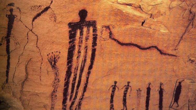 Pinturas rupestres em caverna.